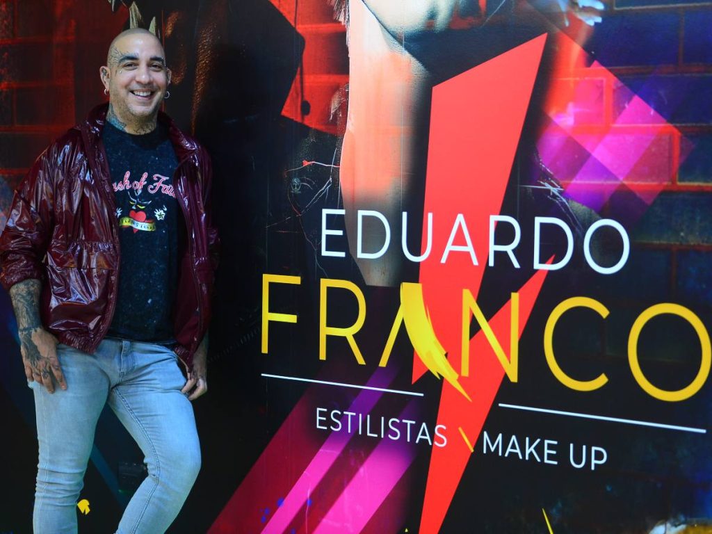 Eduardo Franco, estilista salvadoreño con más de una década de experiencia, impulsa una belleza libre de mitos y adaptada al estilo personal de cada quien.