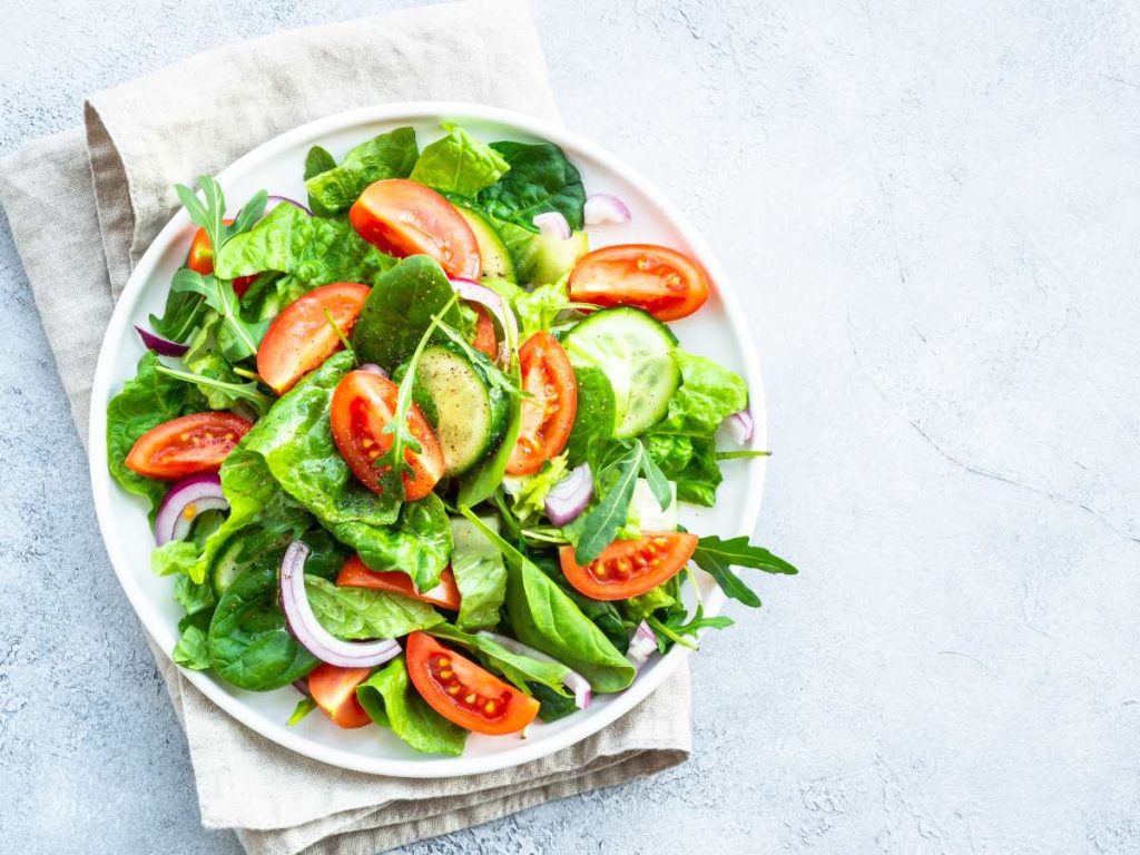 Combiná hojas verdes con frutas, semillas y aderezos naturales para lograr ensaladas llenas de sabor, perfectas para una alimentación saludable y equilibrada.