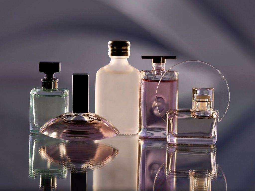 Cada frasco encierra una historia distinta. Tener más de una fragancia permite adaptarte al clima, al momento del día y a tu estado de ánimo con estilo y personalidad.