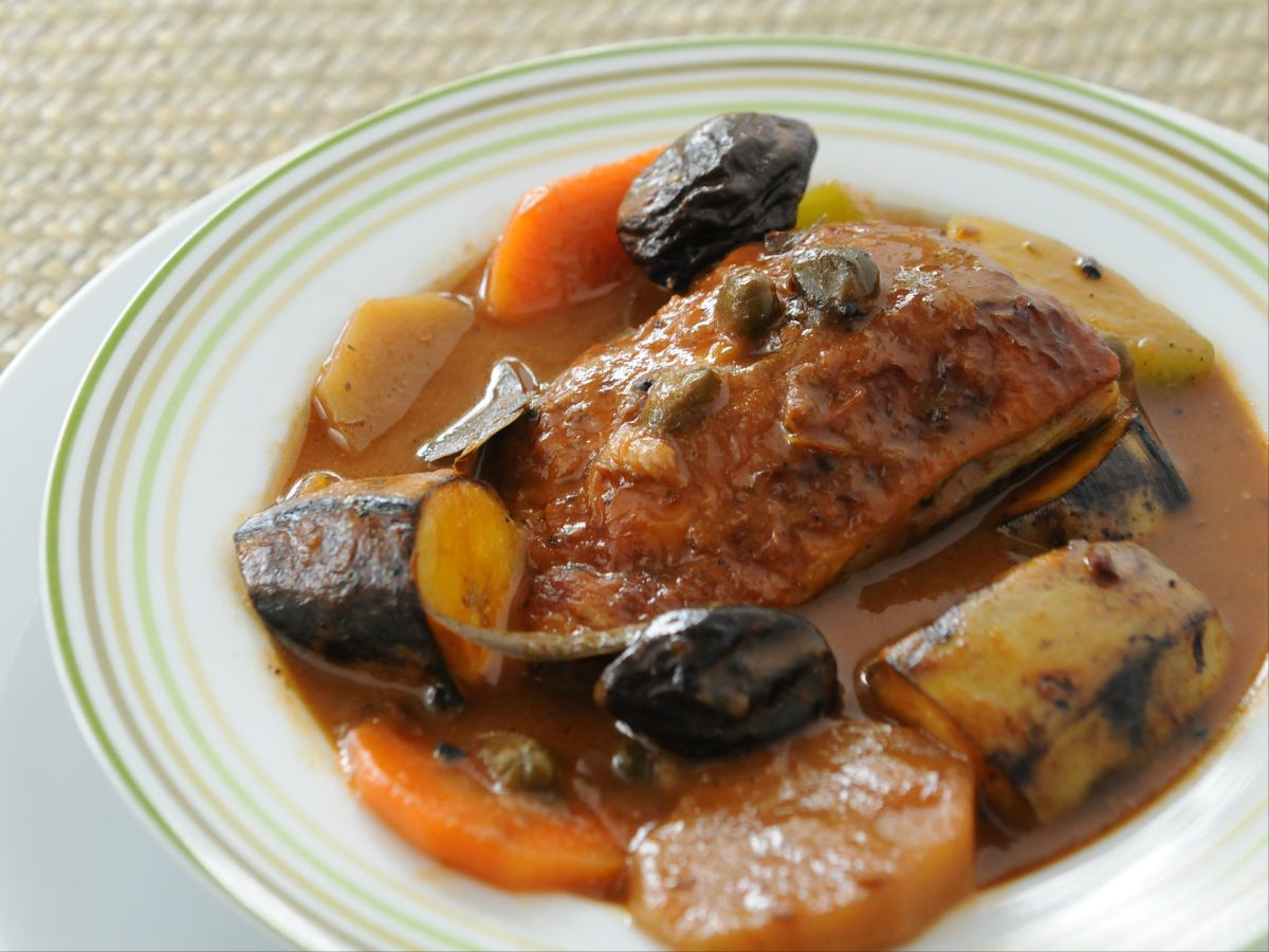 El gallo en chicha es un platillo tradicional que combina sabores dulces y especiados, ideal para compartir en familia y mantener vivas las recetas heredadas de generación en generación.