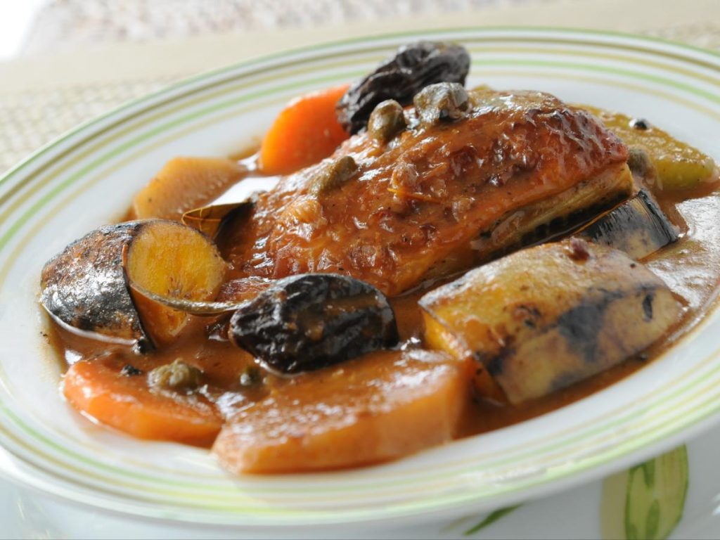 Preparado con chicha fermentada, especias, frutas secas y mucho esmero, el gallo en chicha representa una joya de la cocina salvadoreña que conecta con nuestras raíces y memorias.