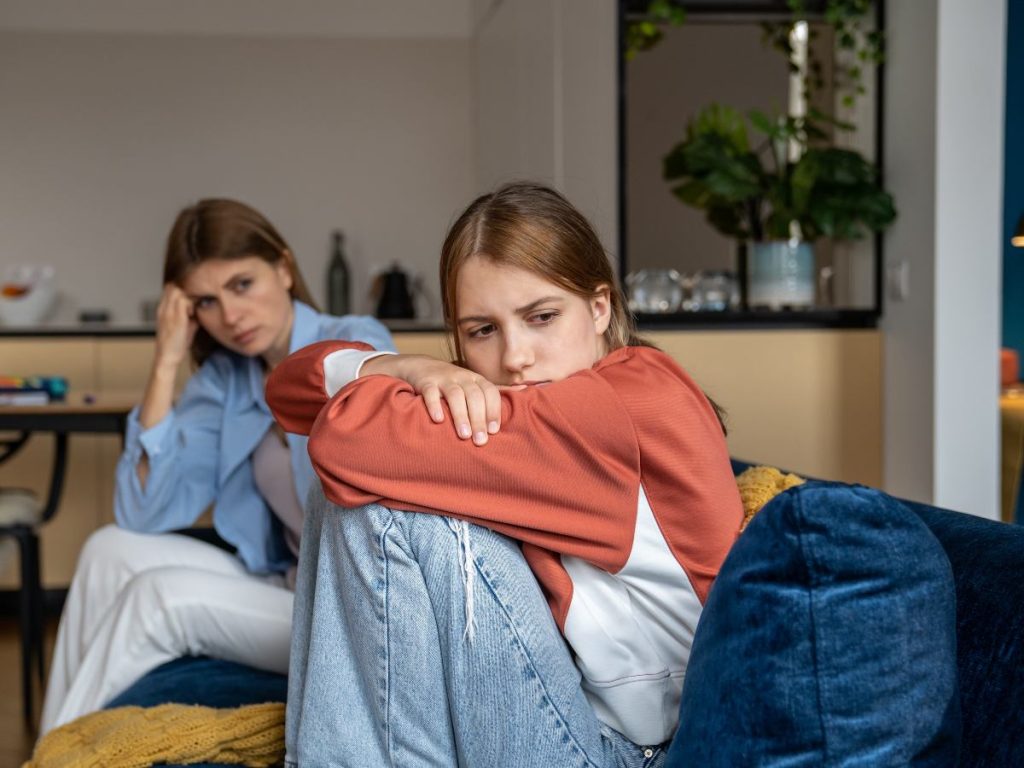 La presión por destacar y la falta de conexión afectiva son retos silenciosos en la vida de hijos que lo tienen todo.