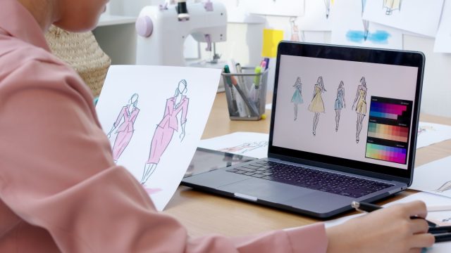 Bocetos digitales creados con IA permiten explorar colores y formas antes de confeccionar, reduciendo costos y desperdicios en la moda.