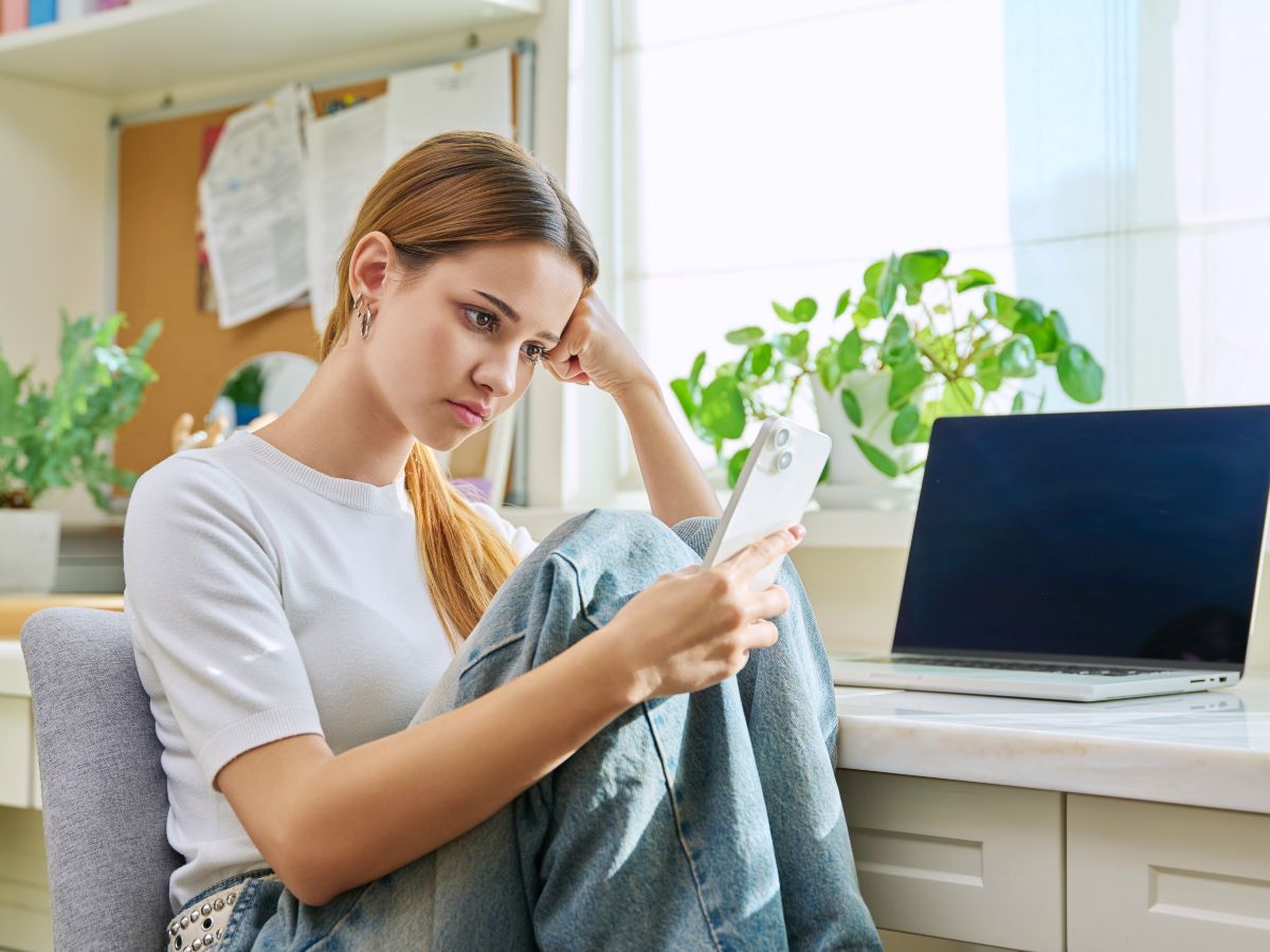 La polarización y el exceso de malas noticias generan ansiedad, insomnio y evasión informativa, afectando la vida diaria y el bienestar emocional.