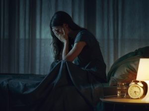 Dormir mal afecta la salud, el ánimo y la energía diaria. Prevenir el insomnio con buenos hábitos es clave para vivir con equilibrio y bienestar.