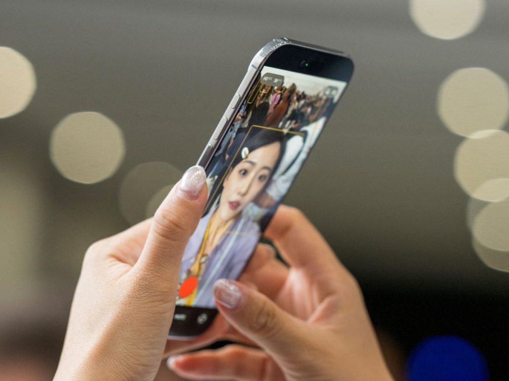 Con iOS 26, Apple busca reforzar su identidad a través del diseño y, al mismo tiempo, mantenerse en la competencia por liderar la integración de inteligencia artificial en móviles.