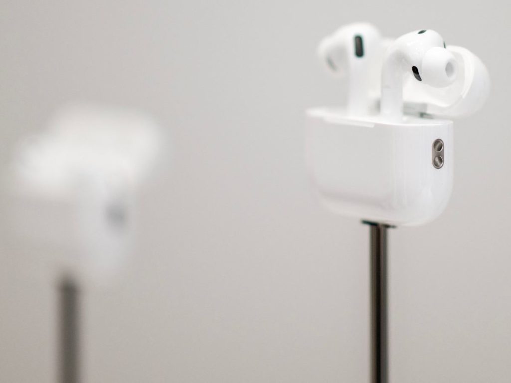 Con iOS 26, Apple refuerza su identidad de marca y avanza en inteligencia artificial, mientras expande su ecosistema con iPhone, CarPlay, Wallet y audífonos integrados en la experiencia móvil. 