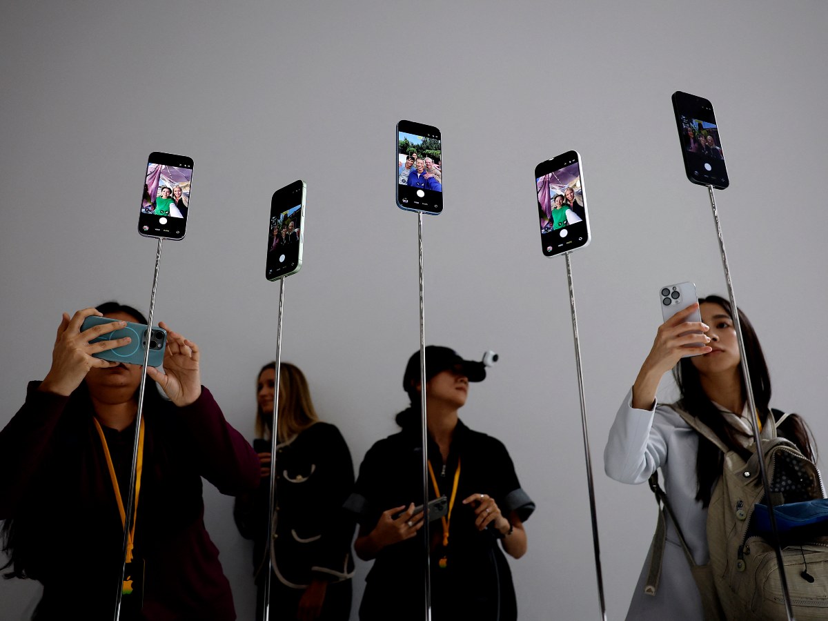 Asistentes fotografían el nuevo iPhone 17 Air durante el evento especial de Apple en su sede de Cupertino, California.