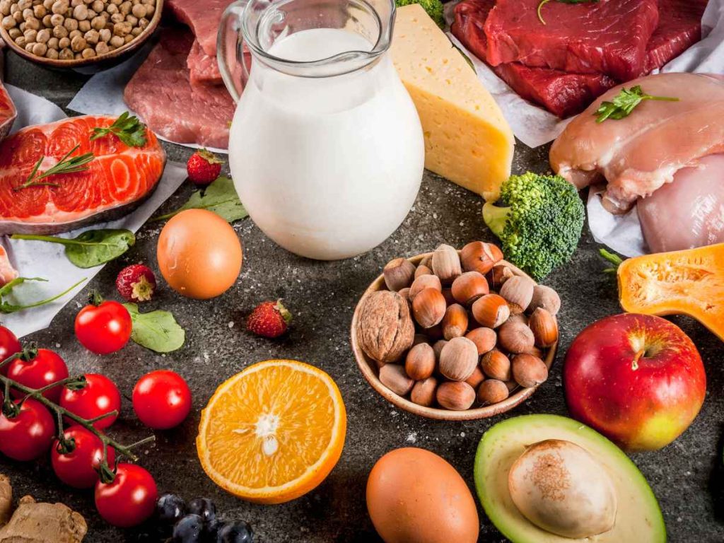 Frutas, verduras, frutos secos, pescados y carnes también aportan calcio, proteínas y vitaminas esenciales, demostrando que no solo la leche ofrece estos nutrientes.