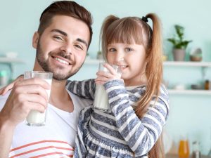 Compartir un vaso de leche puede ser parte de una alimentación equilibrada, siempre que se consuma con moderación y dentro de una dieta variada y saludable.