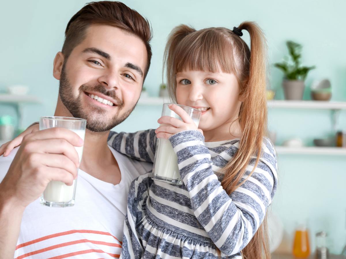 Compartir un vaso de leche puede ser parte de una alimentación equilibrada, siempre que se consuma con moderación y dentro de una dieta variada y saludable.