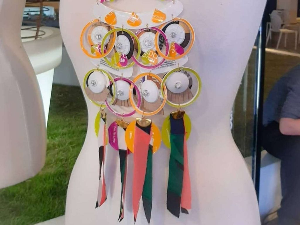 Esta pieza, elaborada con materiales reciclables, le dio a Letty Marroquín el primer lugar en el concurso de diseño sostenible de Nescafé en 2021.