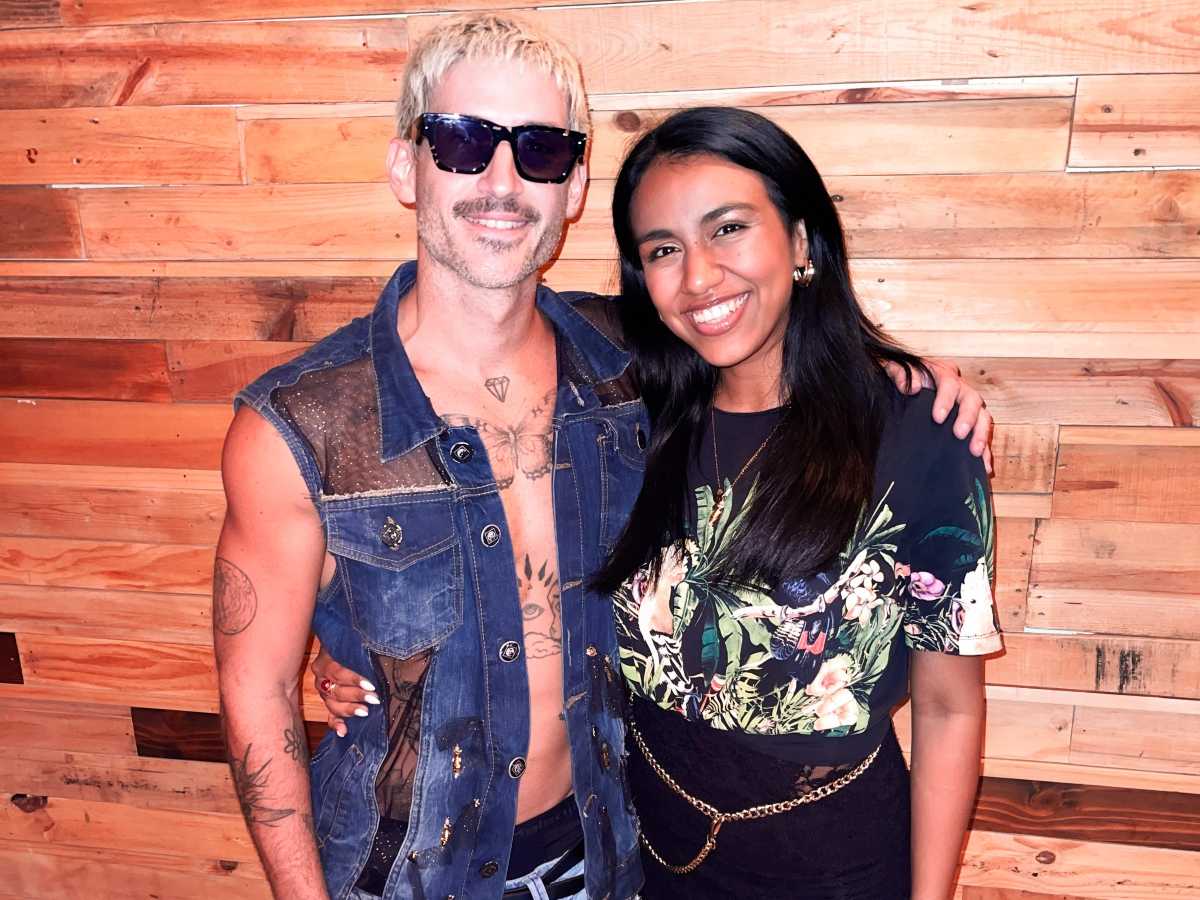 Letty Marroquín junto a Fran Frione, vocalista de Surfistas del Sistema, vistiendo la chaqueta upcycled diseñada especialmente para él con materiales reciclados.