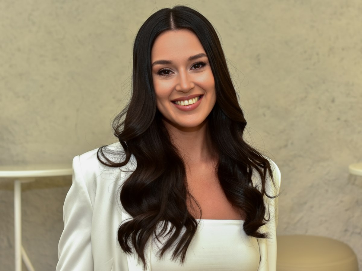 Nicole Arias luce un maquillaje natural: piel luminosa, tonos nude y acabado natural que resalta la frescura del rostro con sutileza y sofisticación.