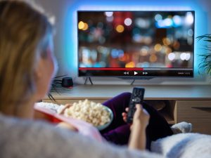 Ver series en maratón afecta tu memoria y atención, según expertos