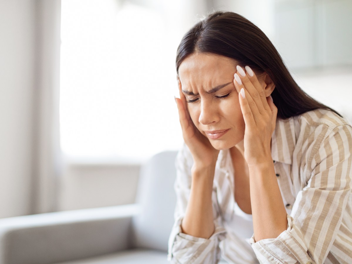 Dormir bien, cuidar la alimentación y practicar técnicas de relajación son estrategias recomendadas por especialistas para prevenir y controlar los episodios de migraña.