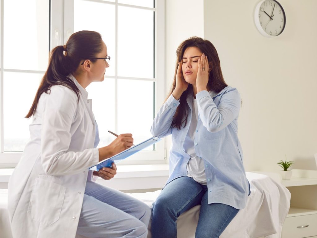 La migraña afecta más a mujeres jóvenes y adultas. Identificar los desencadenantes es clave para reducir la frecuencia de las crisis y mejorar la calidad de vida.