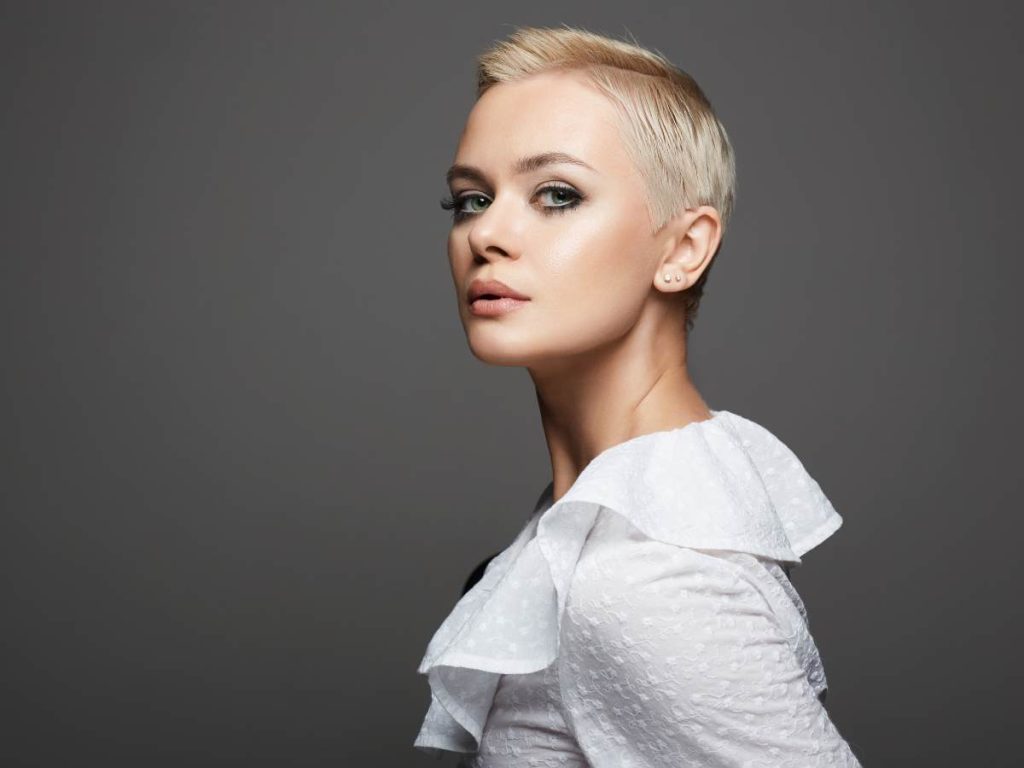 El cabello corto puede ser tan femenino como el largo. Todo depende del estilo, la actitud y cómo lo lleves con confianza.