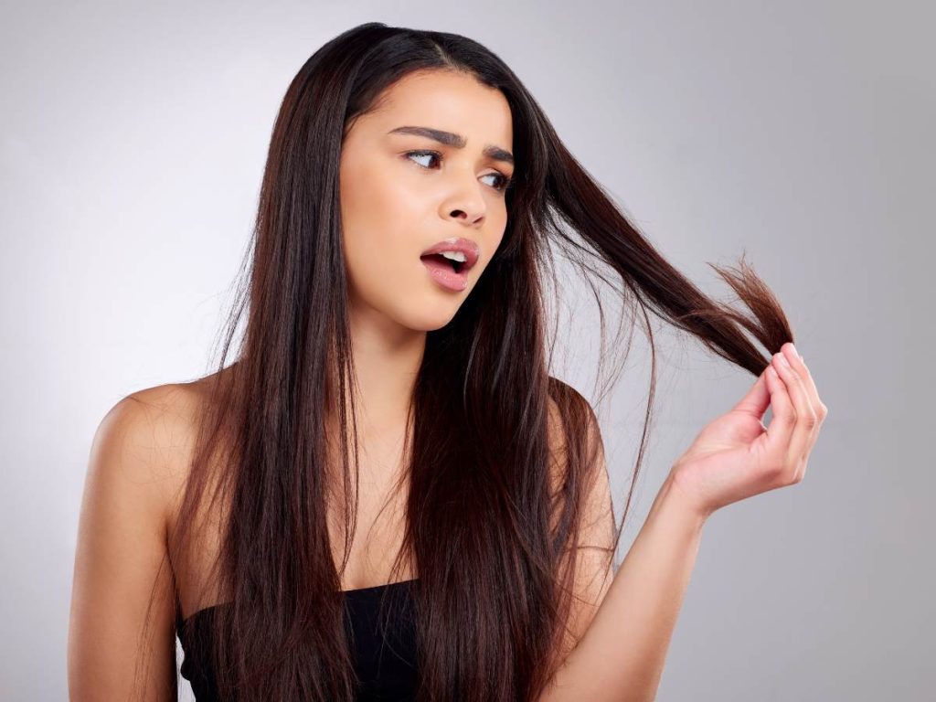 El alisado no elimina el frizz, solo modifica la forma del cabello. La clave real está en la hidratación y el cuidado, no en tratamientos agresivos.