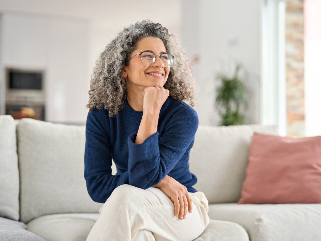 Lucir las canas con orgullo es una decisión personal. Hoy existen opciones para resaltarlas sin necesidad de ocultarlas.