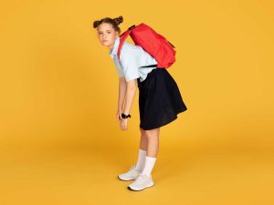 Una mochila mal ajustada o con exceso de peso puede afectar la postura y causar dolores en la espalda infantil.