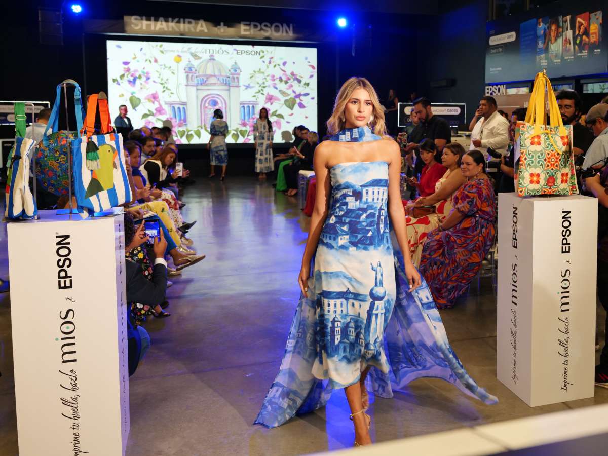 Modelo luce un vestido de la colección “Paraíso Azul”, creación de Astrid Molina, ganadora del concurso de moda impulsado por Epson y MIOS.