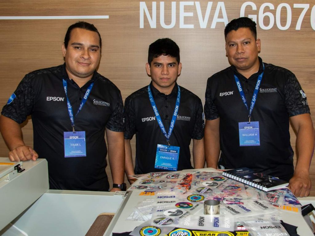 Equipo técnico de Epson muestra las innovadoras maquinarias de impresión textil durante el evento “Creando un Show Juntos”, destacando el potencial creativo de la sublimación digital.