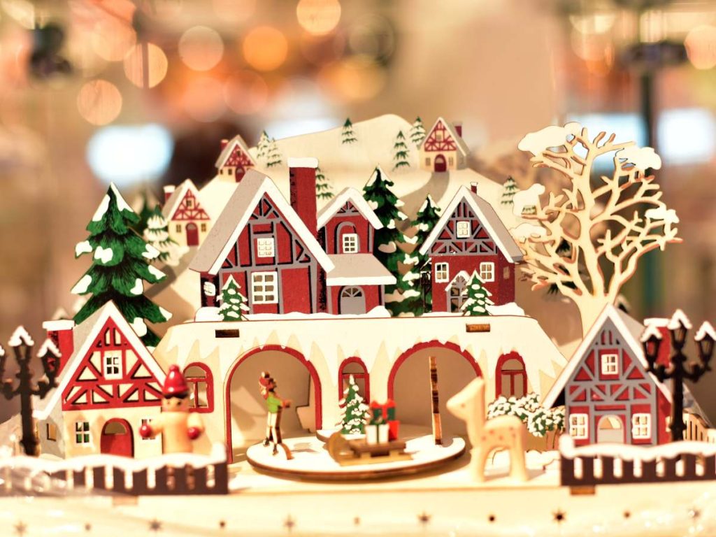 Villas navideñas con carruseles, trenes y pistas de patinaje, junto a nacimientos y calendarios de adviento, llenan el hogar de tradición y fantasía.