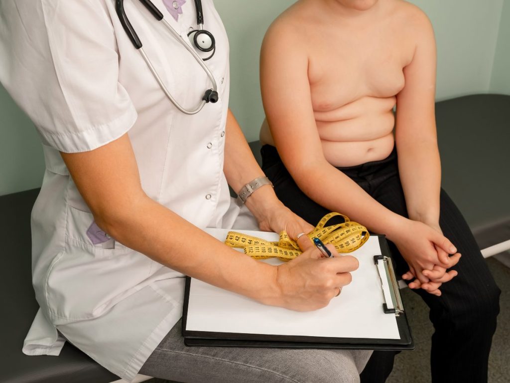 La atención médica es esencial para prevenir y tratar la obesidad infantil, un problema de salud en crecimiento a nivel mundial.