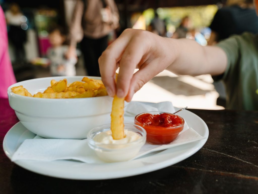 El consumo frecuente de frituras y salsas ultraprocesadas aumenta la probabilidad de obesidad en la niñez y compromete su salud a largo plazo.