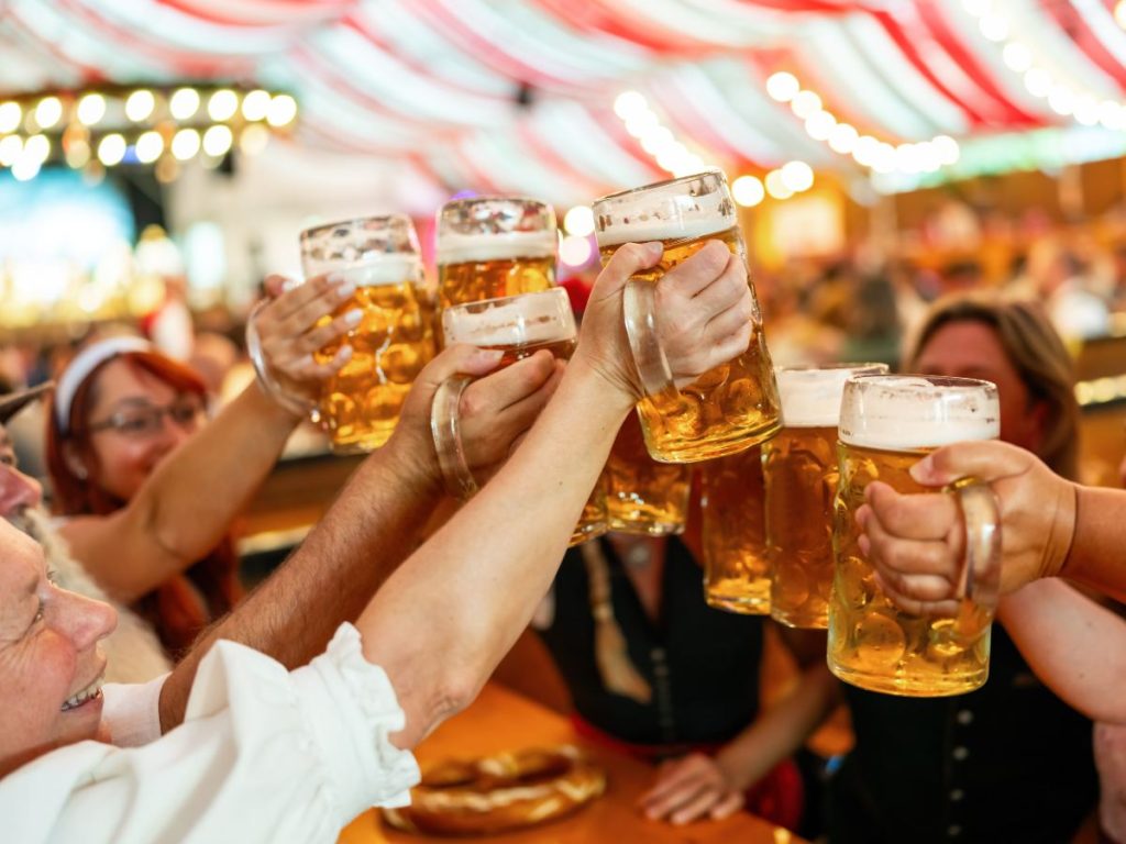 El Oktoberfest Pilsener regresa con más sabor y música para celebrar al estilo salvadoreño en un ambiente lleno de alegría y tradición cervecera.