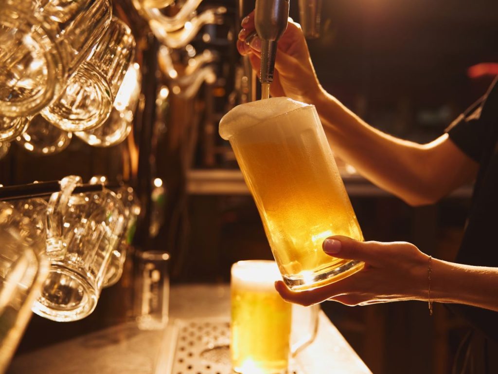 La edición especial Pilsener Oktoberfest se convierte en la estrella del festival, ofreciendo un sabor balanceado que acompaña cada brindis y reencuentro.