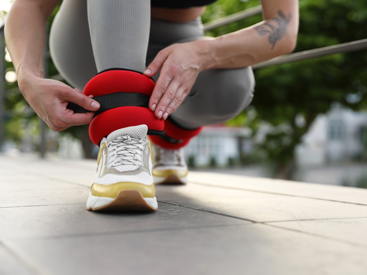 Las pesas en los tobillos suman resistencia al caminar y fortalecen piernas y glúteos. Perfectas para mejorar equilibrio, masa ósea y gasto calórico en cada paso.