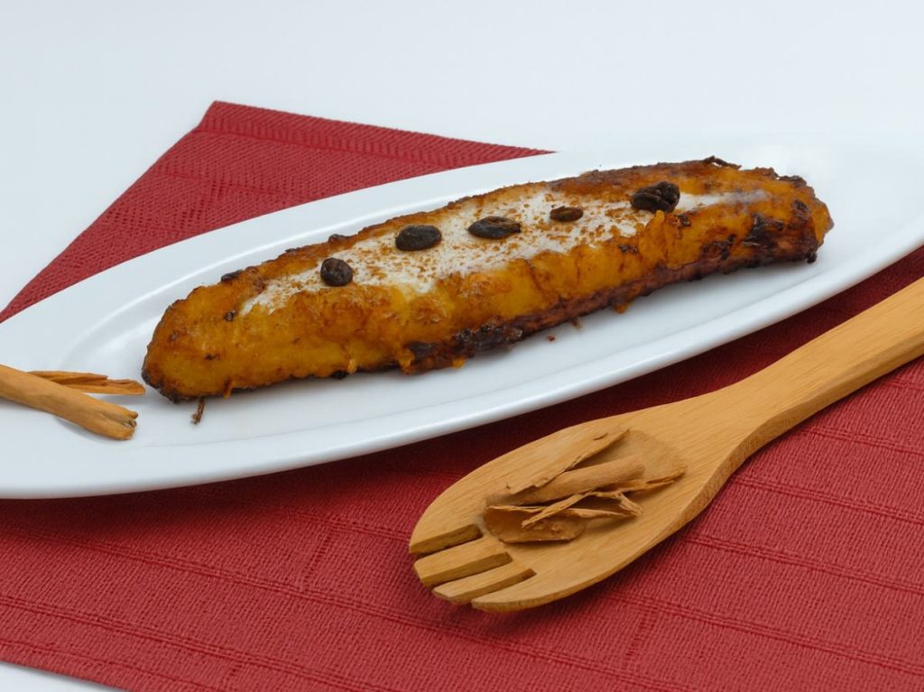 Dulzura tradicional en cada bocado: canoas de plátano rellenas de poleada, pasas y canela, perfectas para una tarde de nostalgia y sabor.