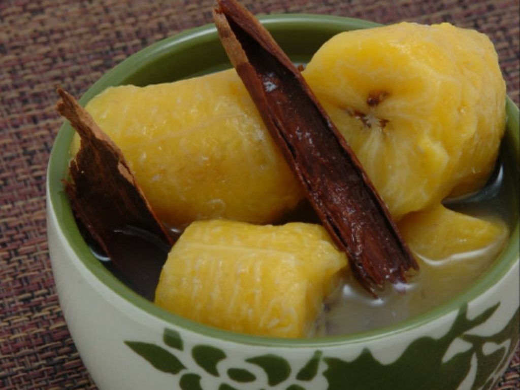 Una receta sencilla y reconfortante. El plátano en gloria evoca tardes familiares con su aroma a canela y su dulzura casera.