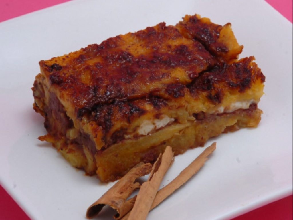 Capas de plátano frito, frijoles y quesillo hacen del pastel de plátano una delicia perfecta para compartir en cualquier reunión.