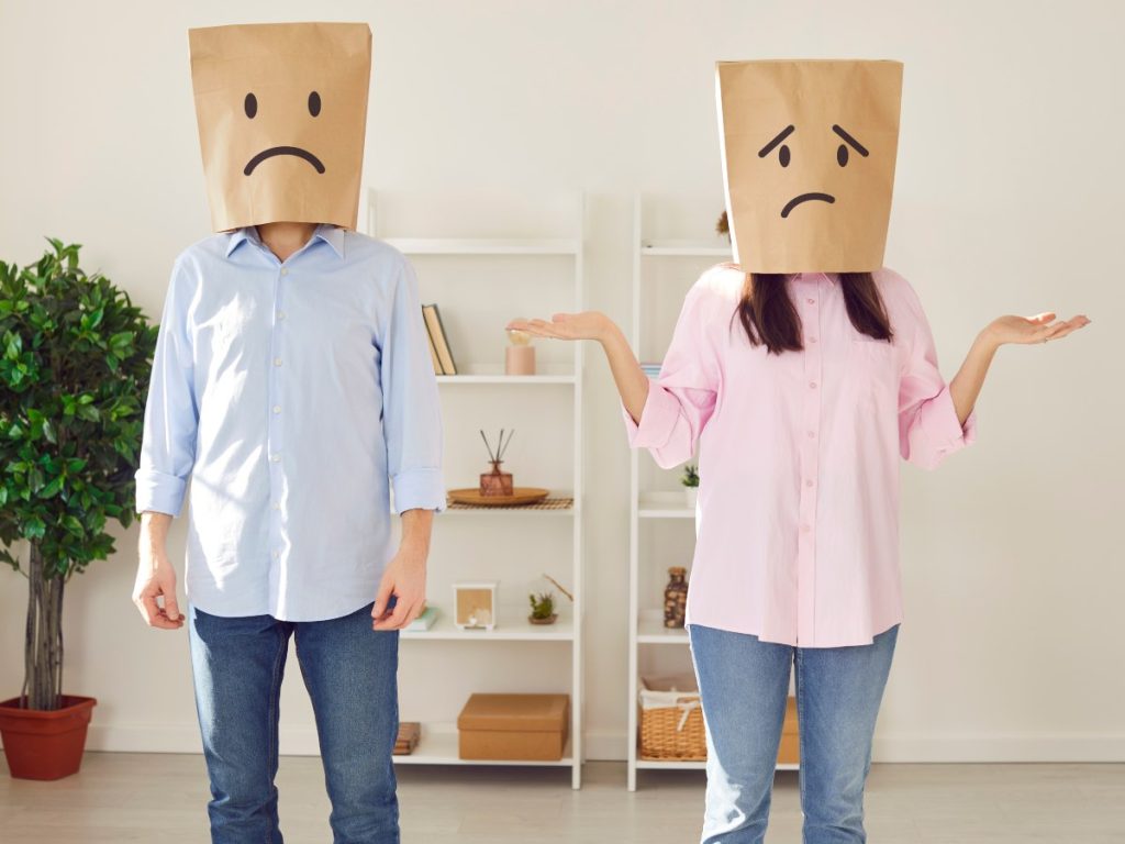 Estar en una relación donde no sos visible para el entorno puede afectar tu autoestima y generar dudas sobre el compromiso real de la otra persona.