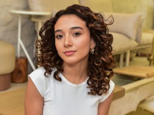 Nicole Cálix luce sus rizos definidos, saludables y llenos de movimiento, recordándonos que el cuidado correcto transforma el cabello rizado en su mejor versión.