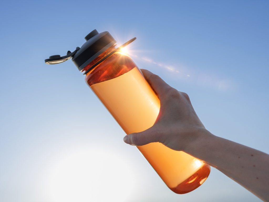 Llevá siempre una botella reutilizable. Es una forma simple y efectiva de mantenerte hidratado bajo el sol salvadoreño.