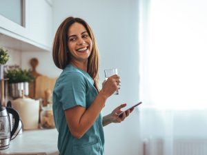 Señales ocultas de deshidratación que tu cuerpo ya te está dando