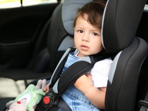Evitar el uso de pantallas y mantener una buena ventilación ayuda a reducir los mareos en niños durante los trayectos en carro.