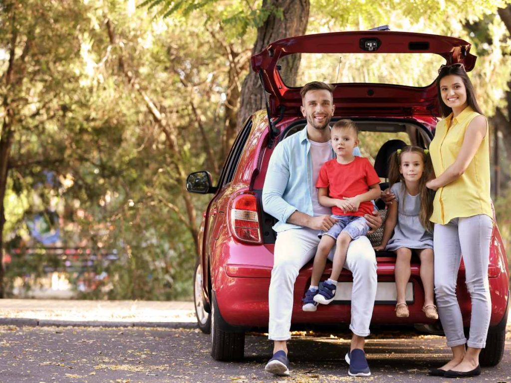 Hacer pausas cada dos horas en viajes largos permite a los niños estirarse, tomar aire fresco y evitar la sensación de mareo.