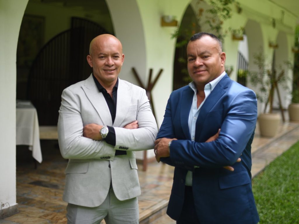 Héctor (izquierda) y Nelson Saravia (derecha), salvadoreños fundadores de La Belle Farm y la marca gourmet Bella Bella Gourmet, durante su visita a El Salvador.