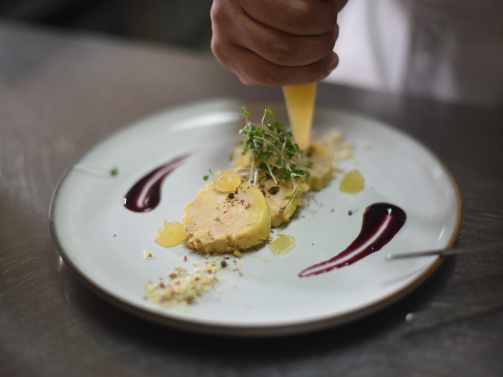 Foie gras servido con toques de frutas y microgreens, un platillo del chef Wilson Moreno elaborado con productos Bella Bella Gourmet.