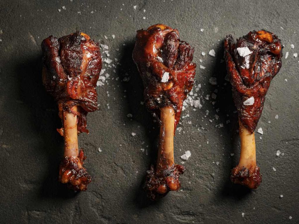 Muslos de pato ahumados con madera de manzano y nogal, una de las especialidades artesanales de Bella Bella Gourmet.