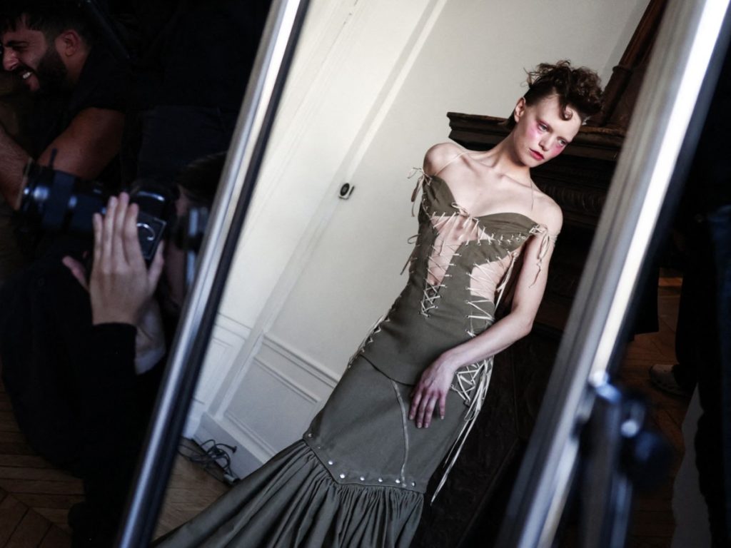 Una modelo posa para fotos en el backstage antes de presentar una creación de Weinsanto para la colección femenina prêt-à-porter primavera-verano 2026, durante la Semana de la Moda de París, el 29 de septiembre de 2025. Foto/AFP