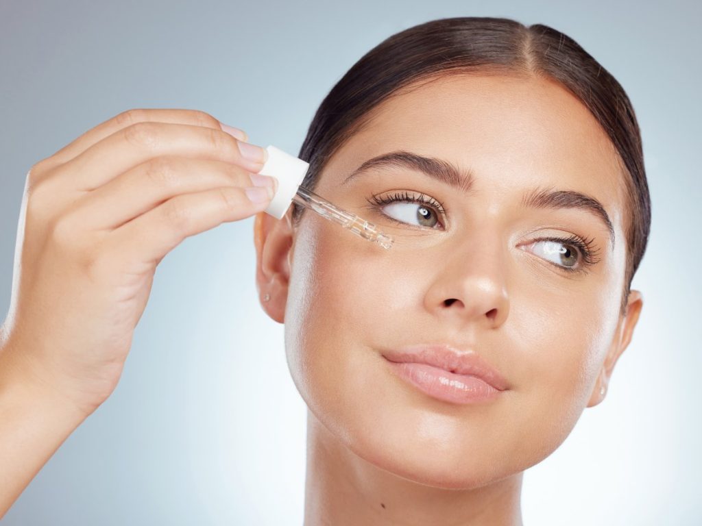 Cada tipo de piel necesita un sérum diferente: los hay con ácido salicílico para piel grasa, retinol para piel madura o centella asiática para piel sensible.