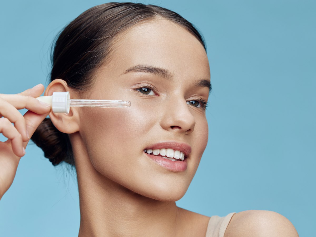 Aplicar un sérum con activos como ácido hialurónico o vitamina C ayuda a mantener la piel hidratada, luminosa y protegida del envejecimiento prematuro.