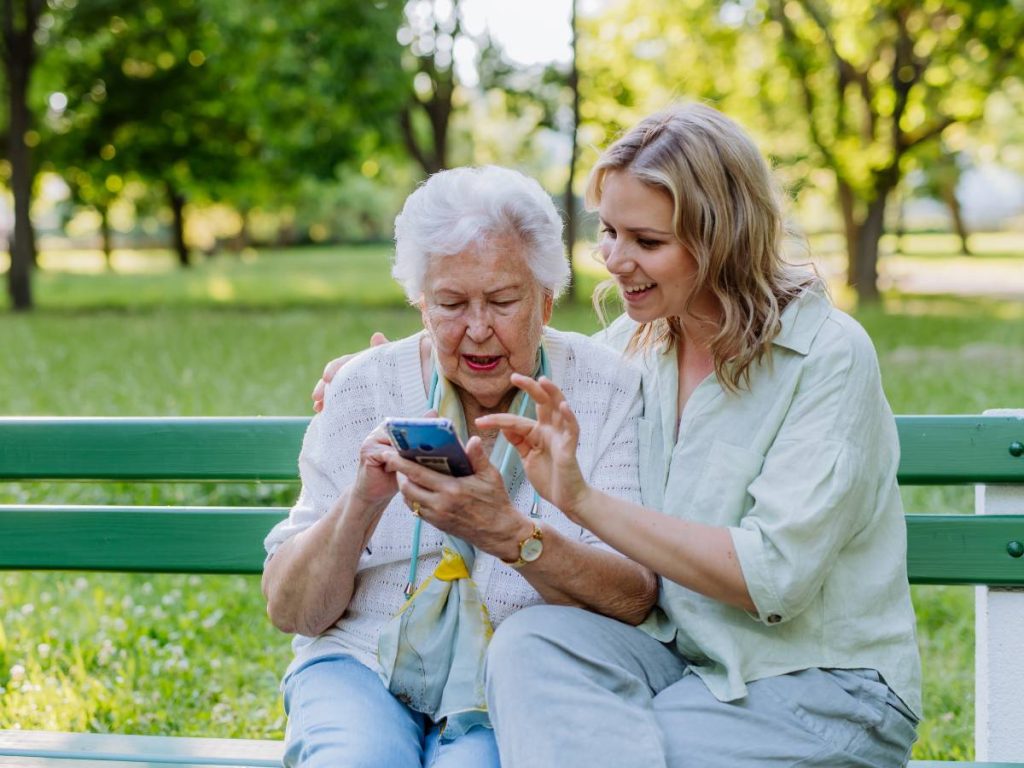 La “soledad conectada” describe cómo adultos mayores pueden sentirse aislados, aun recibiendo mensajes a diario en WhatsApp u otras aplicaciones de mensajería.