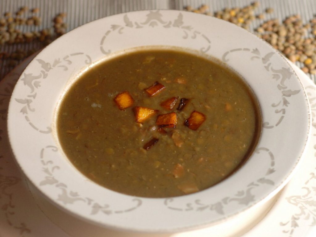 Sopa de lentejas al estilo salvadoreño, cremosa, nutritiva y con el toque especial de plátano frito que realza su sabor casero y reconfortante.
